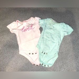 2-pack Short Sleeved Onesies. 3 Months.